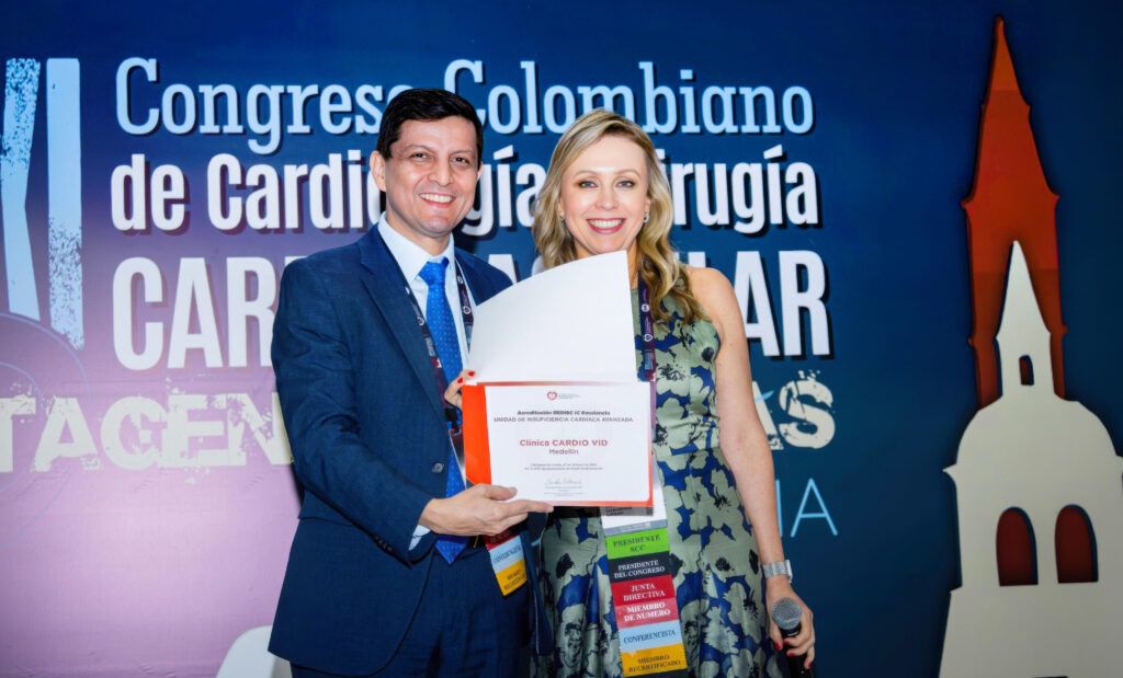 La doctora Clara Saldarriaga recibió la certificación y el reconocimiento otorgado por REDICS al Programa de Falla Cardíaca de la Clínica Cardio VID.
