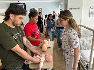 Padres de familia realizan ejercicios de RCP con acompañamiento de nuestro personal asistencial.